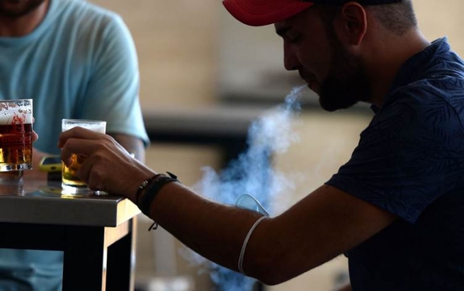 لە هەرێمی گالیسیا لە باکووری رۆژئاوای ئیسپانیا بە بڕیارێک جگەرەکێشان لە شوێنە گشتییەکان قەدەخە دەکرێت. 